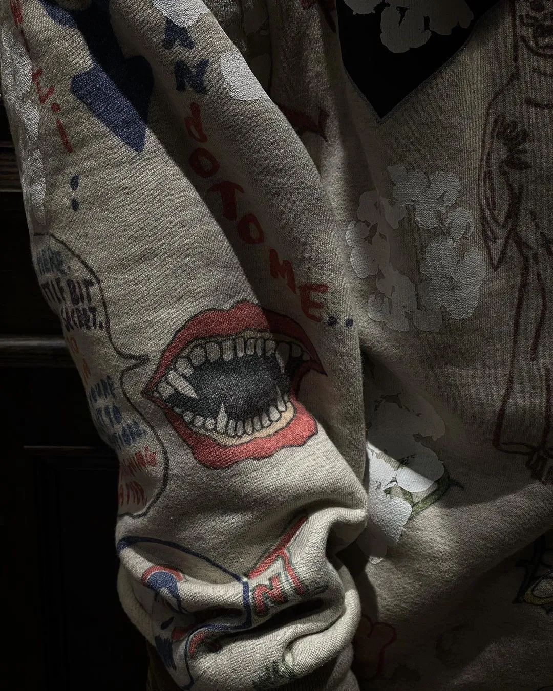 DENIM TEARS × ©SAINT M×××××× "SAINT TEARS" Graffiti Hoodie 22ss co-branded cotton graffiti hoodie, full printed washed distressed hole Vintage sweatshirt, gray S-XL, super heavy duty! The whole piece is printed with 35 screens and counterpoint printing!